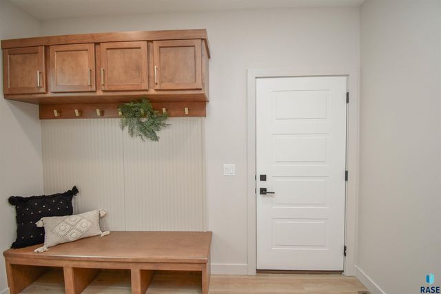 901 N Sylvan Dr Drive, Sioux Falls, SD 57110