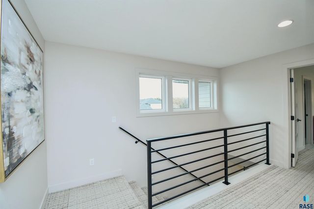 901 N Sylvan Dr Drive, Sioux Falls, SD 57110