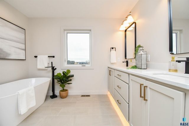 901 N Sylvan Dr Drive, Sioux Falls, SD 57110