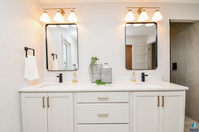 901 N Sylvan Dr Drive, Sioux Falls, SD 57110