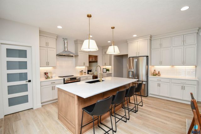 901 N Sylvan Dr Drive, Sioux Falls, SD 57110