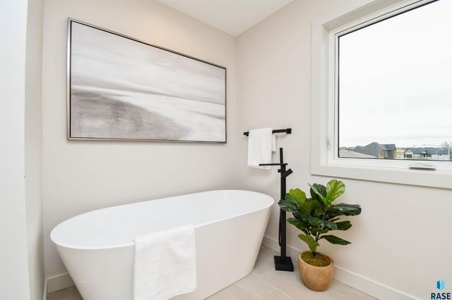 901 N Sylvan Dr Drive, Sioux Falls, SD 57110