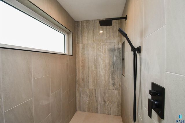 901 N Sylvan Dr Drive, Sioux Falls, SD 57110