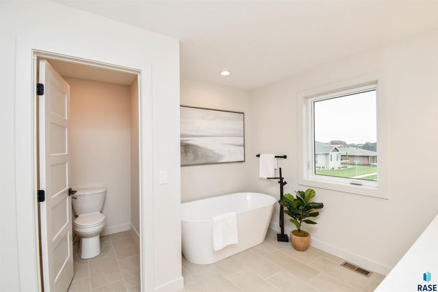 901 N Sylvan Dr Drive, Sioux Falls, SD 57110