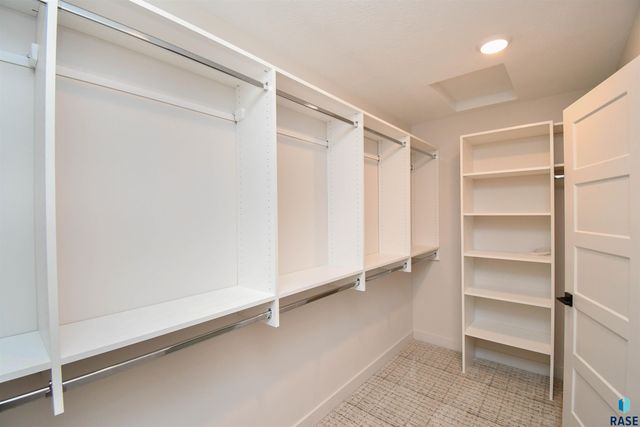 901 N Sylvan Dr Drive, Sioux Falls, SD 57110