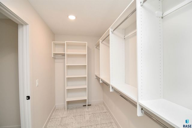 901 N Sylvan Dr Drive, Sioux Falls, SD 57110