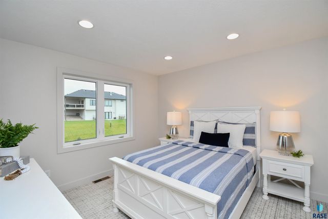 901 N Sylvan Dr Drive, Sioux Falls, SD 57110