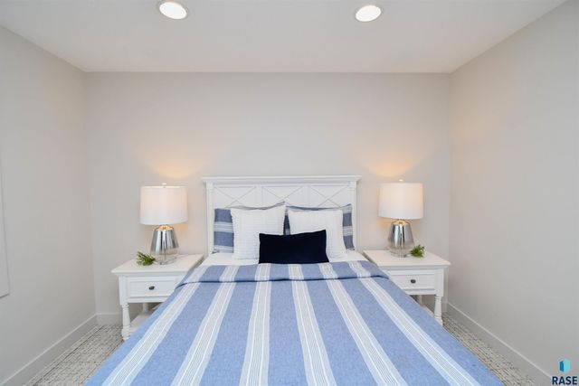 901 N Sylvan Dr Drive, Sioux Falls, SD 57110