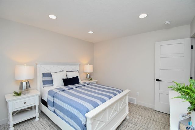 901 N Sylvan Dr Drive, Sioux Falls, SD 57110