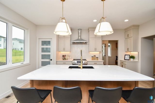 901 N Sylvan Dr Drive, Sioux Falls, SD 57110