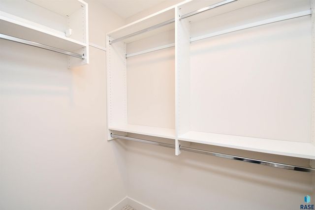 901 N Sylvan Dr Drive, Sioux Falls, SD 57110