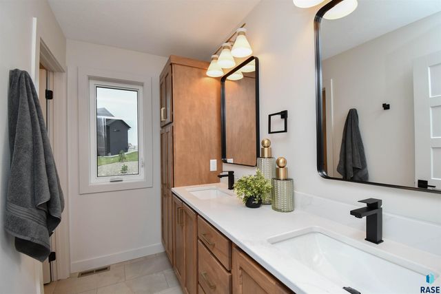 901 N Sylvan Dr Drive, Sioux Falls, SD 57110