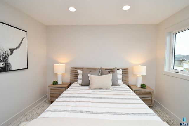 901 N Sylvan Dr Drive, Sioux Falls, SD 57110