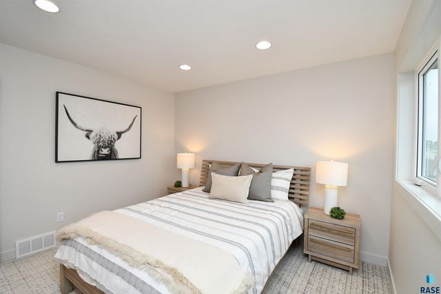 901 N Sylvan Dr Drive, Sioux Falls, SD 57110