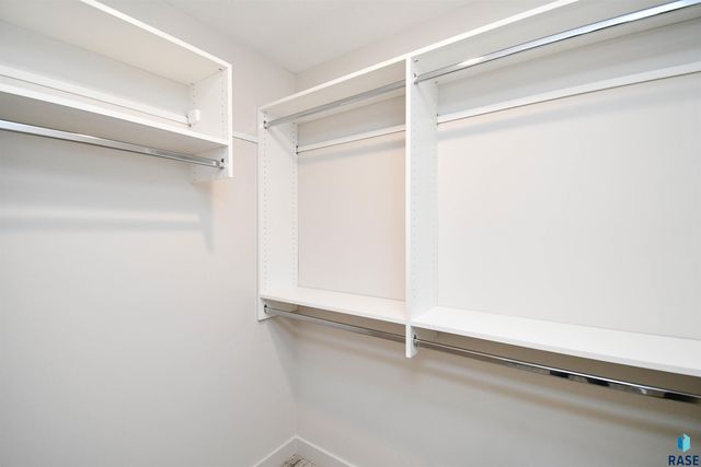 901 N Sylvan Dr Drive, Sioux Falls, SD 57110