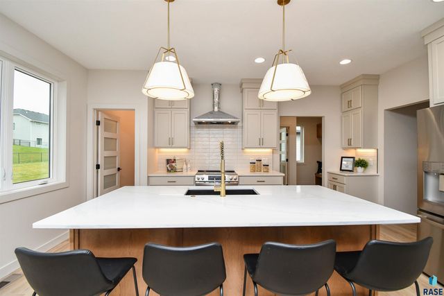 901 N Sylvan Dr Drive, Sioux Falls, SD 57110