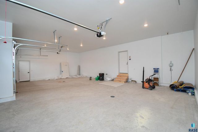 901 N Sylvan Dr Drive, Sioux Falls, SD 57110