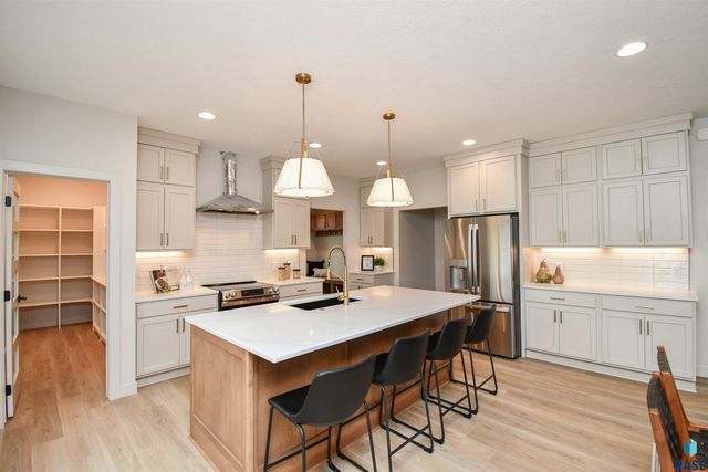 901 N Sylvan Dr Drive, Sioux Falls, SD 57110