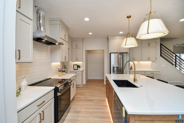 901 N Sylvan Dr Drive, Sioux Falls, SD 57110