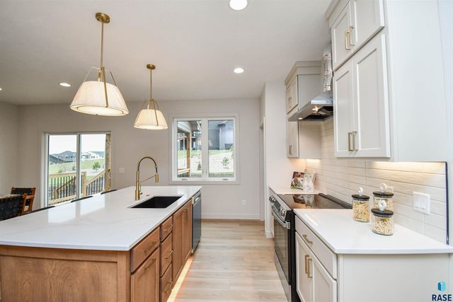 901 N Sylvan Dr Drive, Sioux Falls, SD 57110