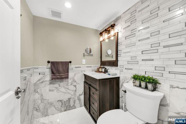 690 Ray Avenue, Ridgefield, NJ 07657