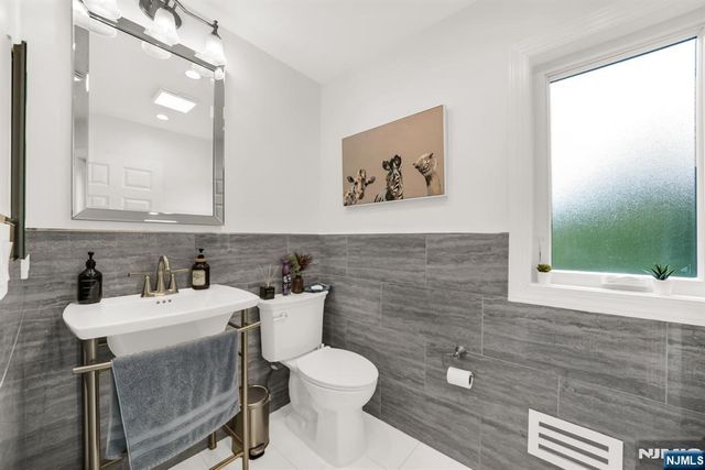 690 Ray Avenue, Ridgefield, NJ 07657