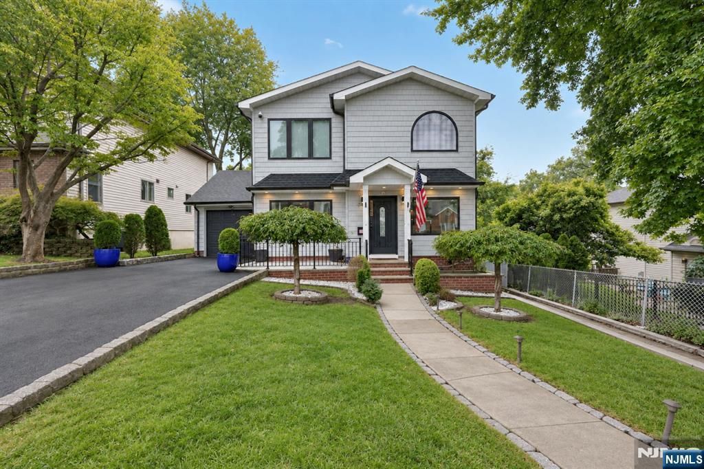690 Ray Avenue, Ridgefield, NJ 07657