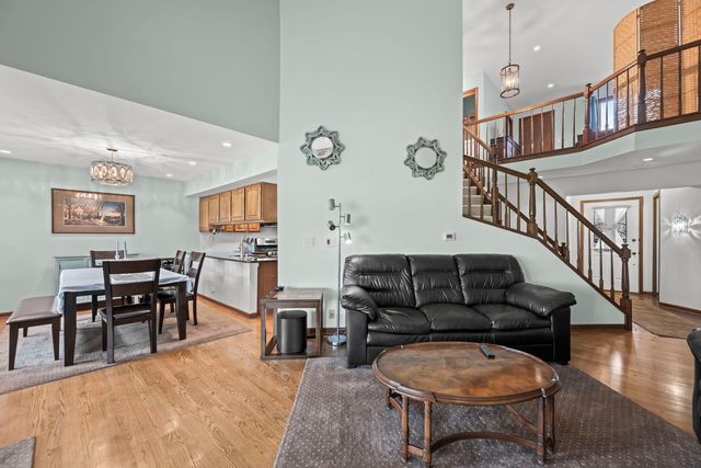 1760 Pebble Beach Drive, Hoffman Estates, IL 60169