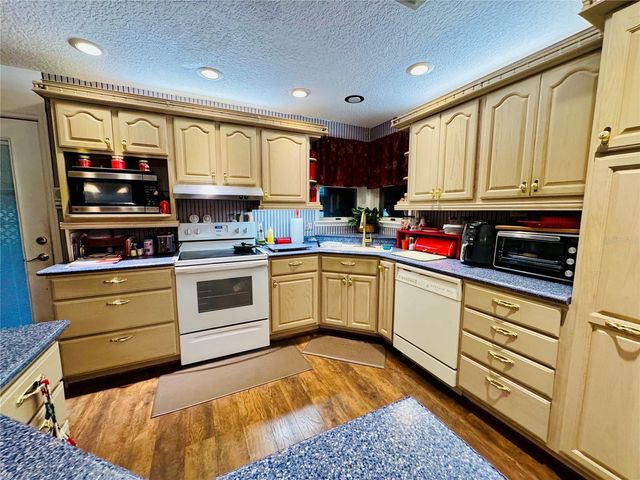 17725 POWERLINE ROAD, Dade City, FL 33523