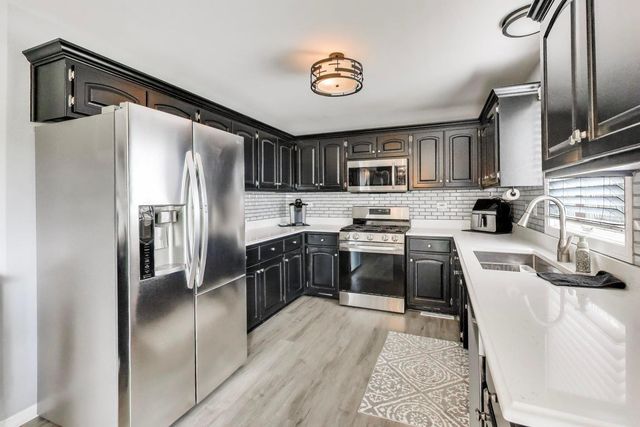 8407 Brookside Glen Drive, Tinley Park, IL 60487