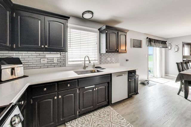 8407 Brookside Glen Drive, Tinley Park, IL 60487