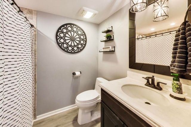 8407 Brookside Glen Drive, Tinley Park, IL 60487
