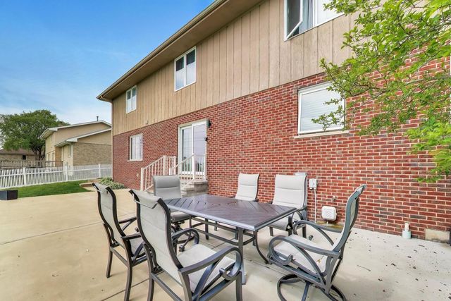 8407 Brookside Glen Drive, Tinley Park, IL 60487