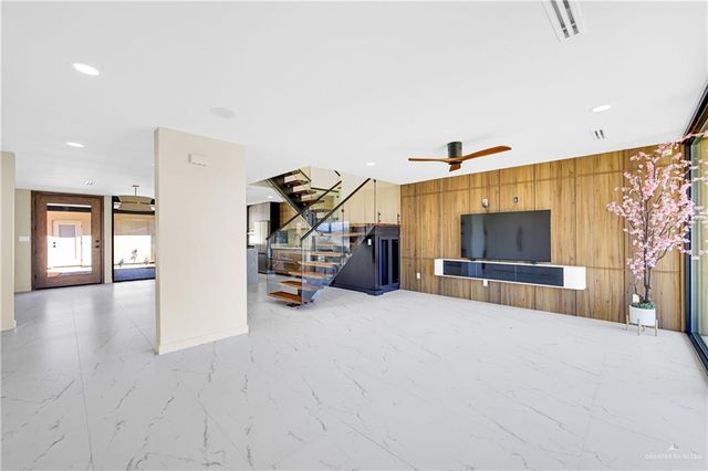 1406 S 7th Avenue, Edinburg, TX 78539