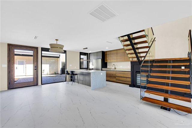 1406 S 7th Avenue, Edinburg, TX 78539