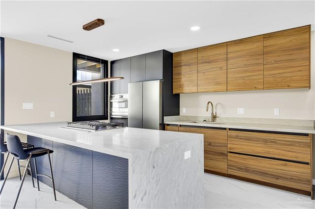 1406 S 7th Avenue, Edinburg, TX 78539