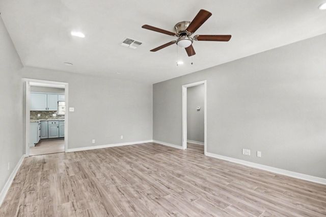 203 Chestnut Street, Lake Jackson, TX 77566