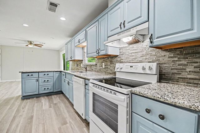 203 Chestnut Street, Lake Jackson, TX 77566