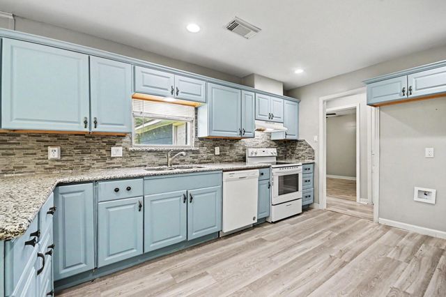 203 Chestnut Street, Lake Jackson, TX 77566