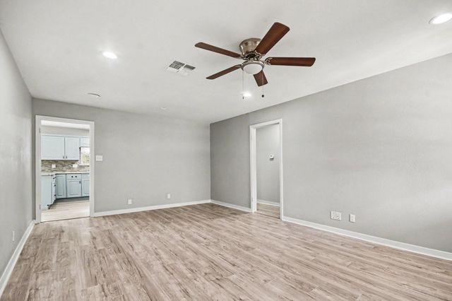 203 Chestnut Street, Lake Jackson, TX 77566