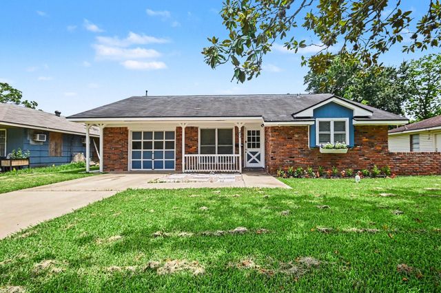 203 Chestnut Street, Lake Jackson, TX 77566
