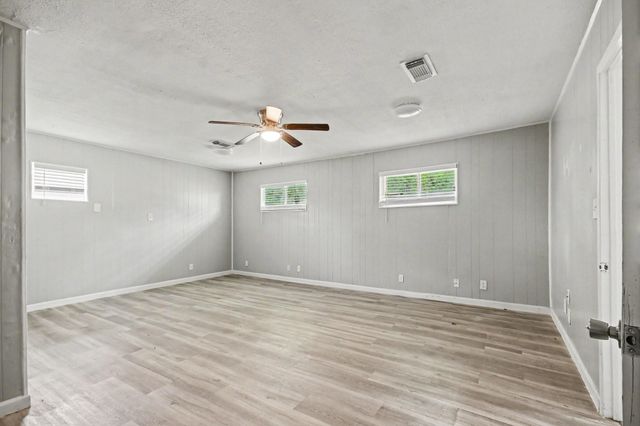203 Chestnut Street, Lake Jackson, TX 77566