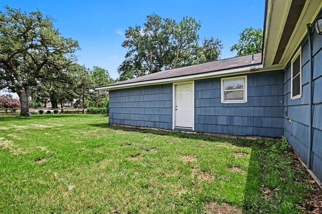 203 Chestnut Street, Lake Jackson, TX 77566