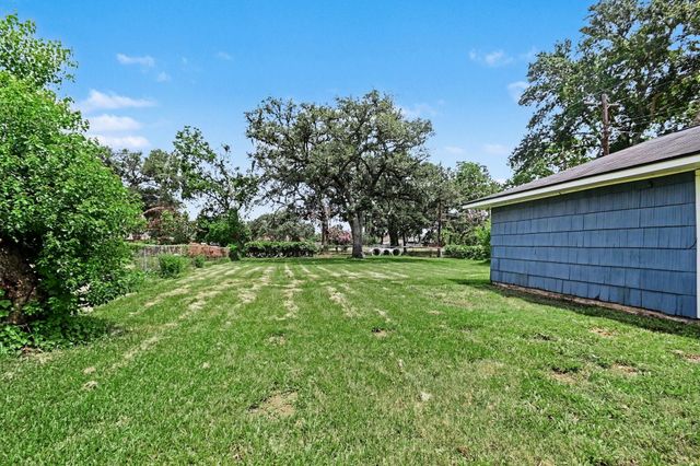 203 Chestnut Street, Lake Jackson, TX 77566