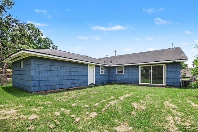 203 Chestnut Street, Lake Jackson, TX 77566