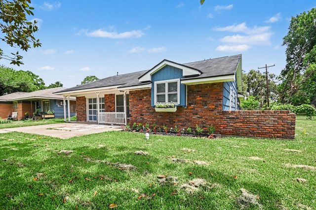 203 Chestnut Street, Lake Jackson, TX 77566