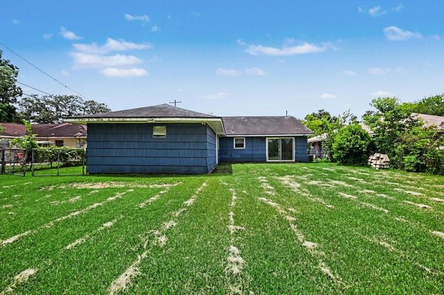 203 Chestnut Street, Lake Jackson, TX 77566