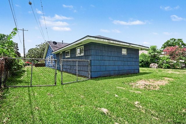 203 Chestnut Street, Lake Jackson, TX 77566