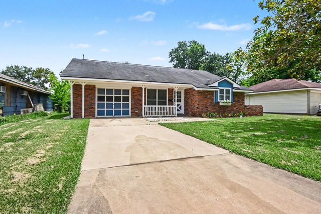 203 Chestnut Street, Lake Jackson, TX 77566