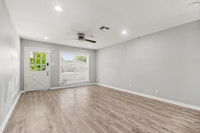 203 Chestnut Street, Lake Jackson, TX 77566